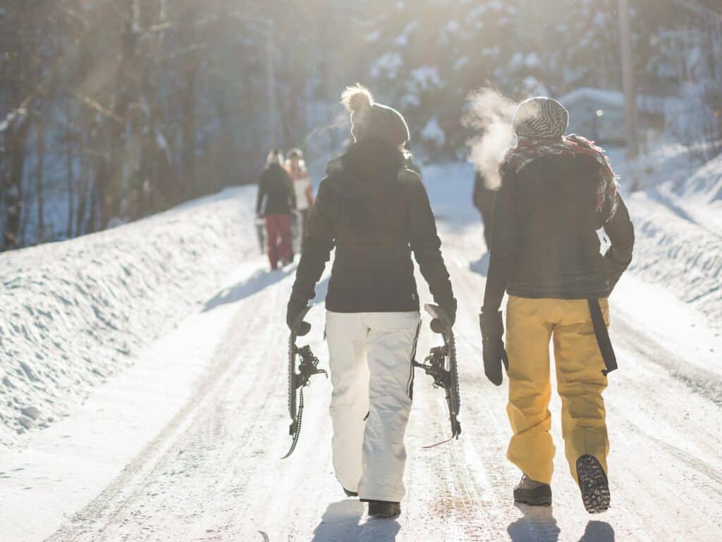 randonneurs en raquettes à neige