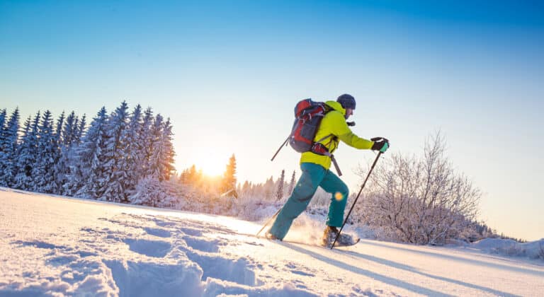 Comment marcher avec des raquettes à neige