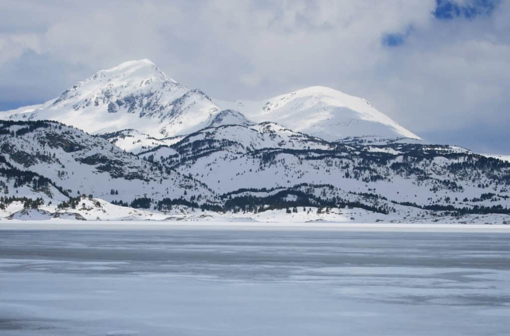 lac des Bouillouses hiver neige raquettes