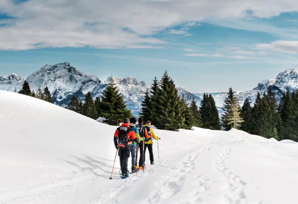 Randonneurs qui portent des bottes et raquette