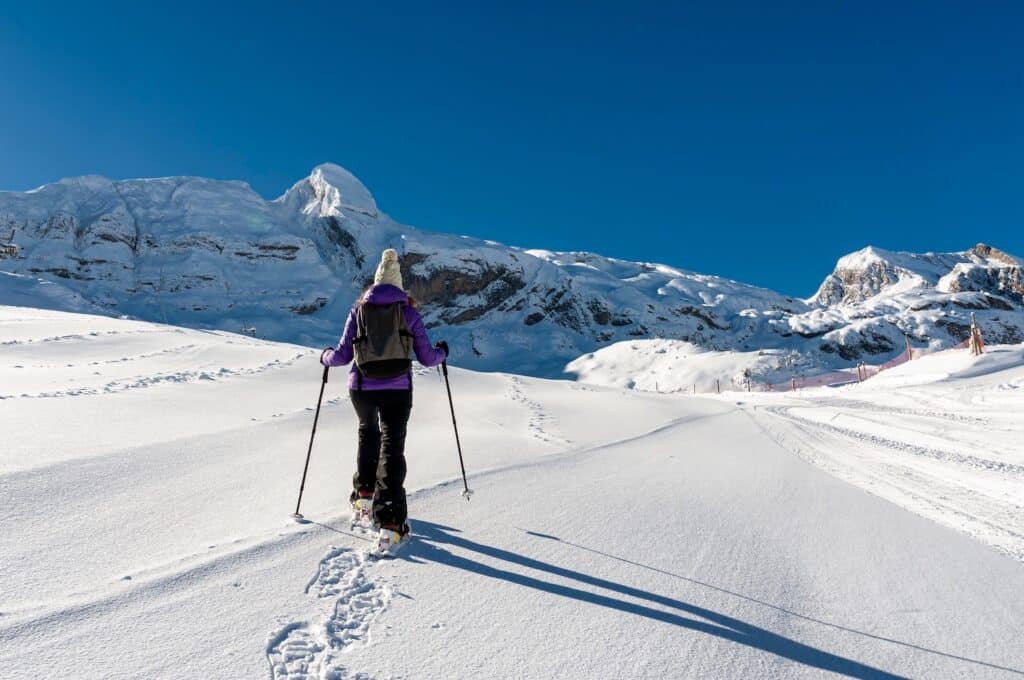 randonneuse raquettes dans les pyrénées sur terrain balisé
