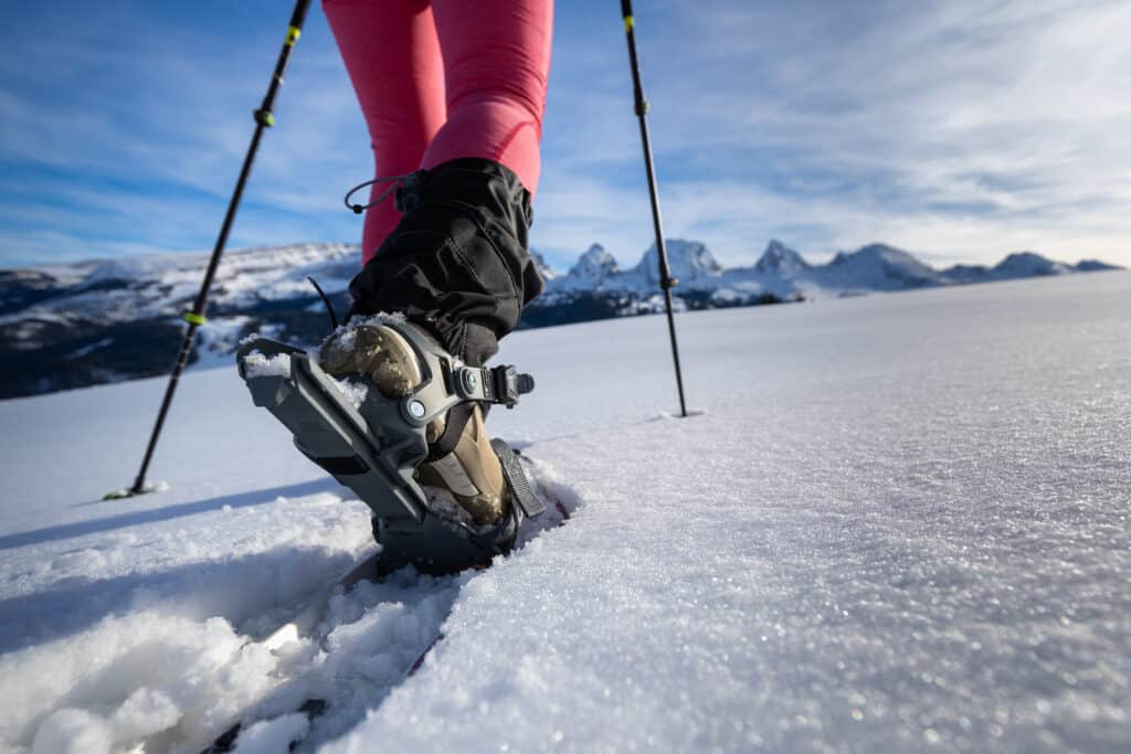 randonneuse en raquettes neige
