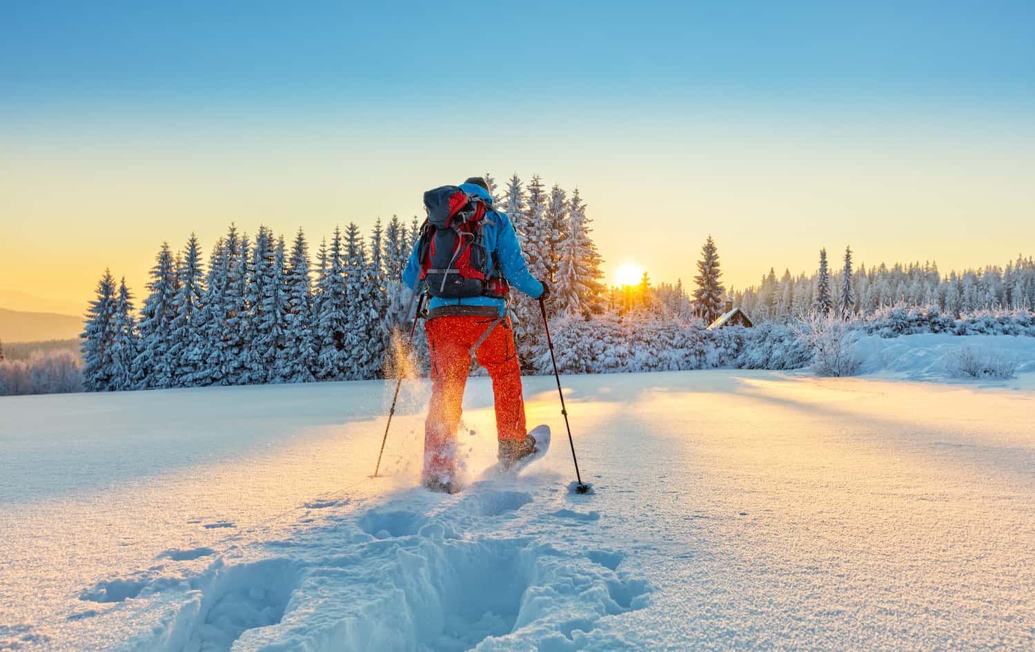 Randonneur en raquette a neige