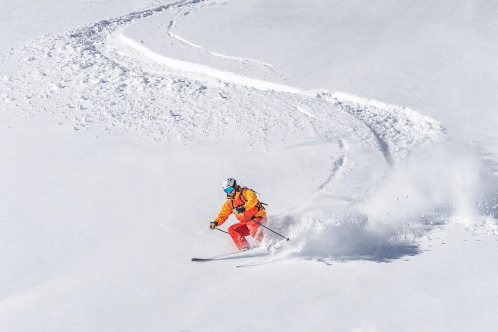 Skieur alpin hors piste